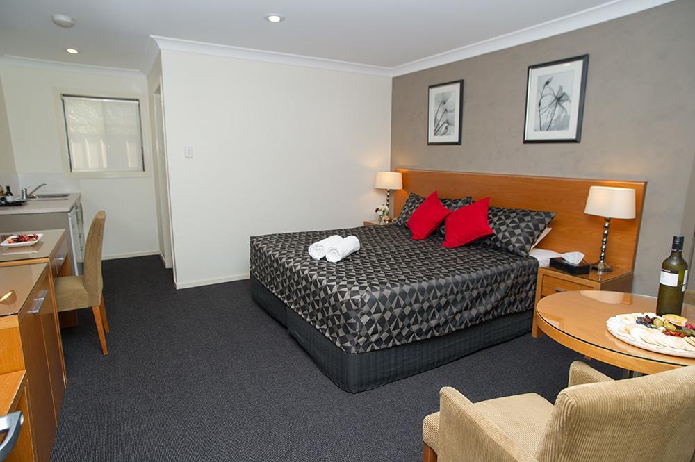 The Grapevine Motel Denman Bagian luar foto